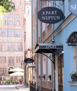 ein Straßenschild für ein Kunstmuseum in einem Gebäude in der Unterkunft Apart Neptun in Danzig