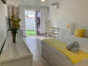 A bed or beds in a room at Tu Casita en Aruba