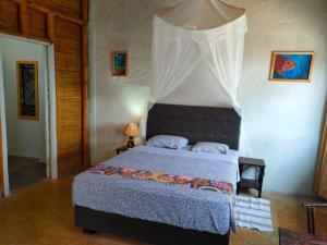 1 dormitorio con 1 cama con dosel en Mancora Beach House en Máncora