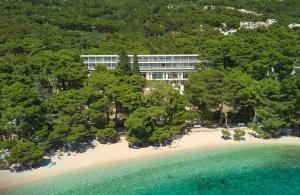 een luchtzicht op een strand met een resort bij Bluesun Hotel Maestral in Brela