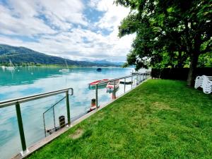 eine Anlegestelle auf einem See mit Booten im Wasser in der Unterkunft Luxury Holiday am Wörthersee in Pörtschach am Wörthersee