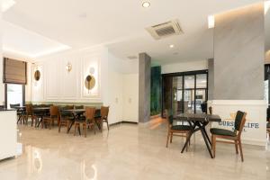 cocina y comedor con mesas y sillas en Gurses Life Hotel, en Alanya