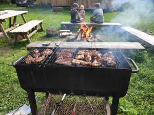 Grillmöjligheter vid lantgården som gästerna kan använda