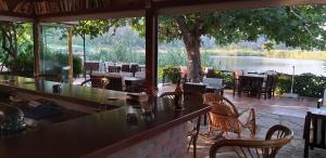 un ristorante con tavoli e sedie e vista sul lago di Lindos Pension a Dalyan