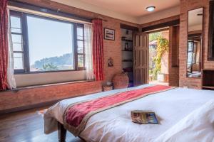 1 dormitorio con cama grande y ventana grande en Shivapuri Heights Cottage en Katmandú