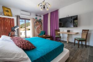 En TV eller et underholdningssystem på ELAIOLITHOS - Luxury Villa Suites - Adults Only