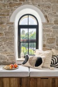 una ventana con un plato de fruta en un banco en Bridges Residence en Veliko Tŭrnovo