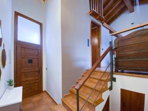 un couloir avec un escalier et une porte en bois dans l'établissement Casa Jonico, à Montardit