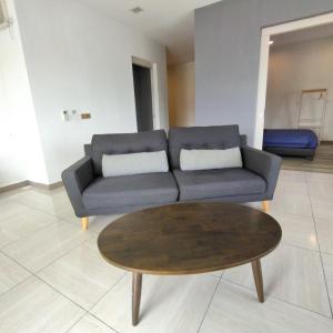 A seating area at Octagon Premium Ipoh Town Center 2BR 121 by Grab A Stay