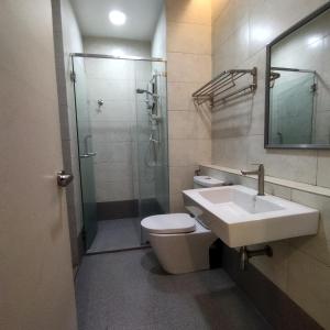 Octagon Premium Ipoh Town Center 2BR 121 by Grab A Stay في ايبوه: حمام مع حوض ودش ومرحاض