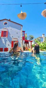 duas mulheres na água numa piscina em Banana Alaçatı Wellness Hotel - Adults Only em Alacati