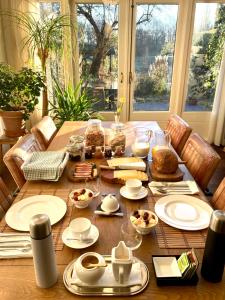 uma mesa de madeira com pratos e pratos em Rooftop View em Utrecht