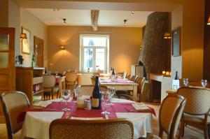 une salle à manger avec une table et des verres à vin dans l'établissement B&B Le Vieux Marronnier, à Foy-Notre-Dame