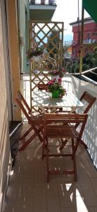 a table and chairs on a balcony with flowers at CASA DI GIO in Sestri Levante