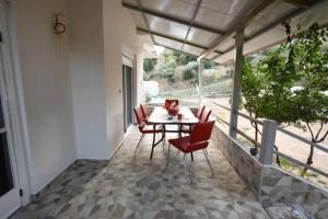 comedor con mesa y sillas en el balcón en Sarti View House, en Sarti