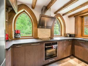 Dapur atau dapur kecil di Chalet de luxe à Val-d'Isère avec accès direct aux pistes, 5 chambres, parking - FR-1-567-64