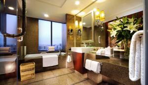 Crowne Plaza Beijing Zhongguancun, an IHG Hotel tesisinde bir banyo