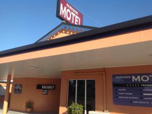 einen Woiwodschaftsladen mit einem Schild darüber in der Unterkunft Parkside Motel Ayr in Ayr