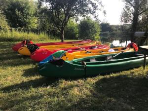 een groep kajaks op het gras bij Villa Bodiky in Bodíky