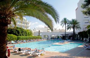 Swimming pool sa o malapit sa Hotel Tropical