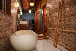 Bathroom sa Seahouse Bali Indah Beach Inn