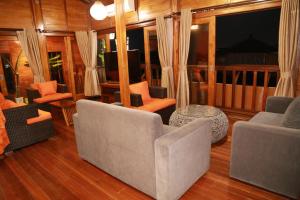 Seating area sa Seahouse Bali Indah Beach Inn