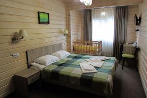 1 dormitorio con 1 cama en una habitación de madera en Шале На бе́резі, en Kvasy