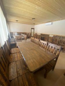 een kamer met een grote houten tafel en stoelen bij Hotel Nirvana in Dilidzjan