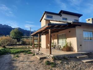 een huis met een terras ervoor bij Starry Lodge in Ciudad Lujan de Cuyo