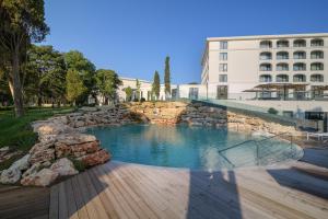 una piscina frente a un edificio en Ensana Aquahouse en St. St. Constantine and Helena