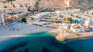 uma vista aérea de uma praia numa cidade em Moon Hotel & SPA. em Aguadulce