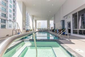 Kolam renang di atau di dekat Amazing Condo in Downtown Miami/Brickell w/PARKING