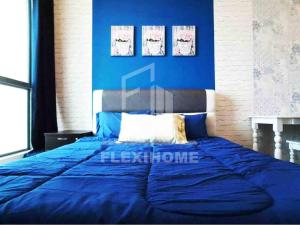 Una cama azul en un dormitorio con una pared azul en Cozy and Spacious 2 Bedroom, Family Home Cybersquare 21 Cyberjaya, Flexihome-MY en Cyberjaya