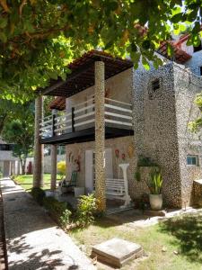 Casa pequeña con porche y balcón en Village Galés Maragogi, en Maragogi