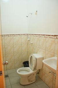 GV Hotel - Ormoc tesisinde bir banyo