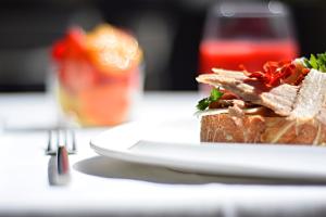 un plato blanco con un sándwich en una mesa en Hotel Adonis Plaza, en Santa Cruz de Tenerife