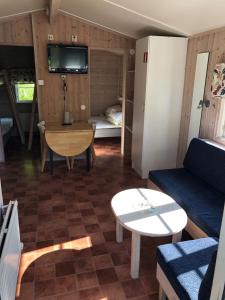 een woonkamer met een bank en een tafel bij Stockholm Swecamp Flottsbro in Huddinge