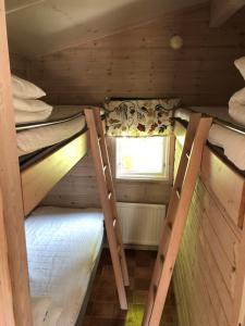 2 stapelbedden in een kleine kamer met een raam bij Stockholm Swecamp Flottsbro in Huddinge