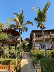 un complejo con palmeras delante en Los Cocos de Vichayito en Vichayito