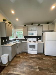 Dapur atau dapur kecil di Charming Tiny Home! Close to Oxford, Sardis Lake, Safari Animal Zoo