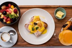 uma mesa com um prato de comida e uma taça de fruta em Hotel Atari em San Sebastián