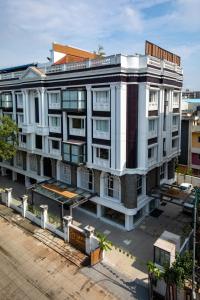 una vista aérea de un edificio de apartamentos en RATHNA RESIDENCY - Near US CONSULATE en Chennai