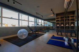 einen Fitnessraum mit einem großen Ball und Yogamatten in der Unterkunft Hotel Darolt Criciúma in Criciúma