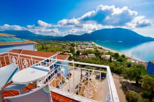 balcón con vistas al agua y a las montañas en Seaview Rooms en Vasilikí