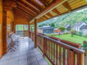 Balkón alebo terasa v ubytovaní Chalet in Sougn Remouchamps near Ardennes Forest