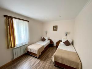 سرير أو أسرّة في غرفة في Alva Hotel & Spa