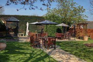 Сад в Best Western Premier Yew Lodge East Midlands Airport