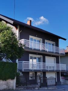 uma casa negra com varandas brancas em DreamHouse em Jajce