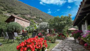 ポテスにあるCasa Las Vegasの花の庭園、家、山