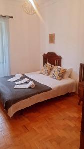 1 dormitorio con 1 cama y suelo de madera en Lanui Vintage Guest House en Sintra